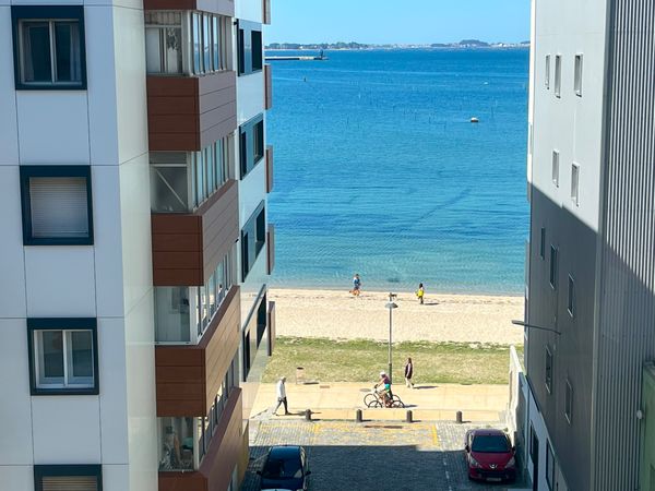 Experimenta la costa de las rias gallegas: Impresionante apartamento con vistas al mar en la playa de Santiago de Compostela en Carril, Vilagarcía de Arousa.
