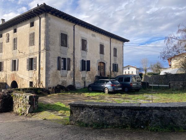Casa de pueblo de 1881 reformada la primera planta.A 30km de San Sebastián y Pamplona.