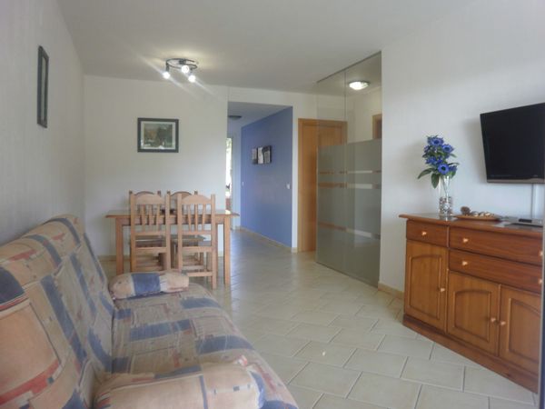 Spacious apartment on the beachfront with a 40m private garden, sea views, parking and concierge