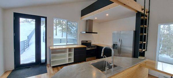 Modern Lakeside Retreat — Serenity Meets Sophistication