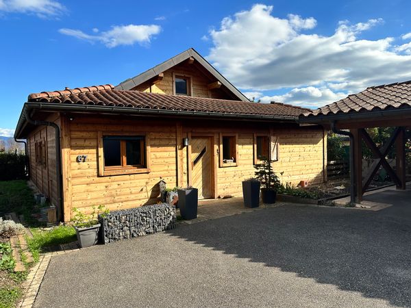 Confortable maison en bois avec jardin et piscine aux portes de Genève.