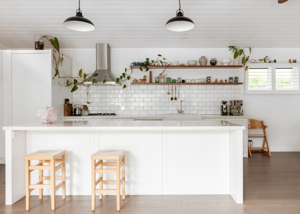 Bright and pretty family home with pool in Bangalow