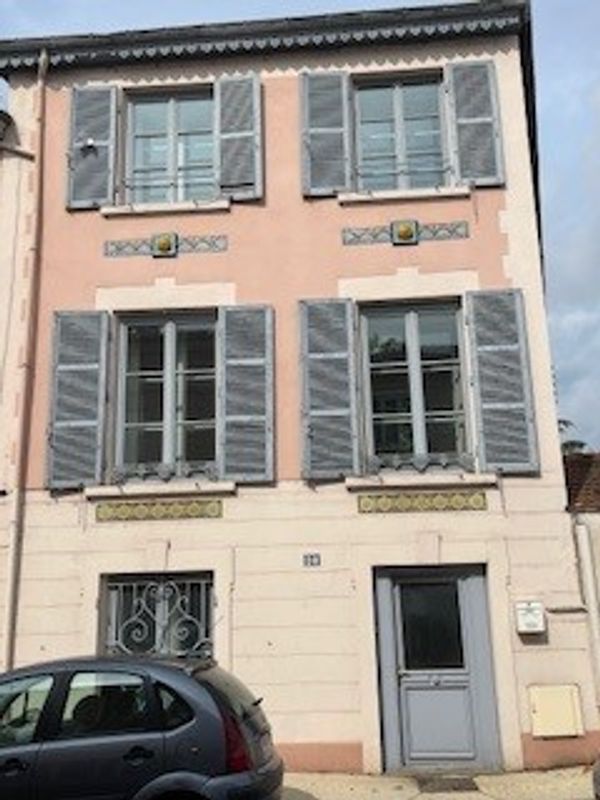 La maison de Pascal et Sylvie
Maison de charme sur 3 niveaux avec piscine a 15 km du centre de LYON.