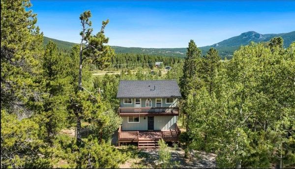 Mountain Getaway with Stunning Views and Modern Comforts