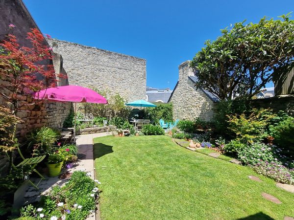 Maison cœur de ville avec jardin : commodités et port à pied, plages à proximité !