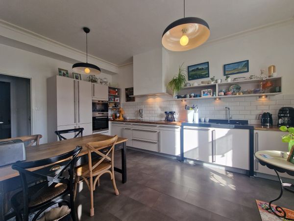 Maison cœur de ville avec jardin : commodités et port à pied, plages à proximité !