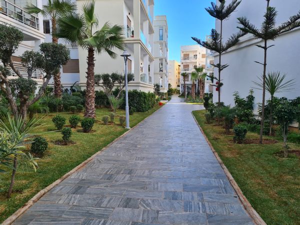 Appartement situé à 10 min à pied de la plage bouznika dans une résidence fermée avec piscine