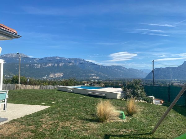 Maison au cœur des Alpes avec vue imprenable sur les montagnes, proche des lacs et parcs régionaux.