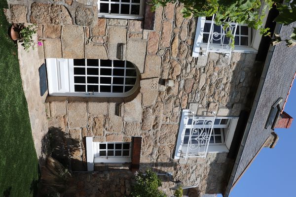 Seashore 17th century stonehouse- Pink Granite Coast, Brittany