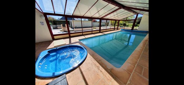 Maison 15 pers avec piscine intérieure chauffée, spa & jardin – entre La Baule, Brière et Guérande .