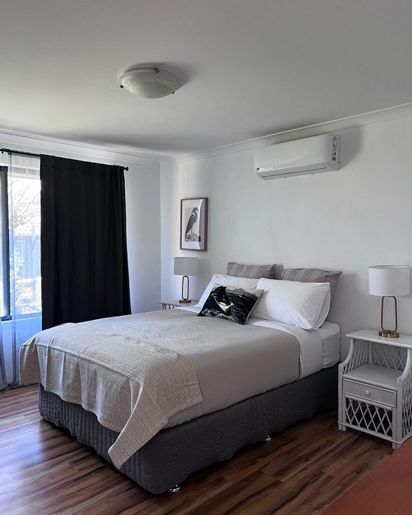 Cove House - Drummond Cove - large family home with pool minutes walk to the beach -