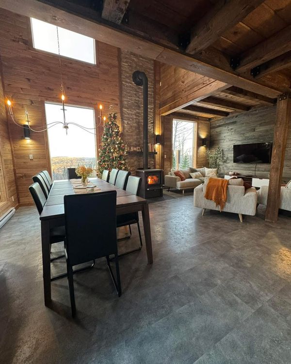 Située dans montagne vue sur la vallée, couché de soleil incroyable, très intime dans une érablière