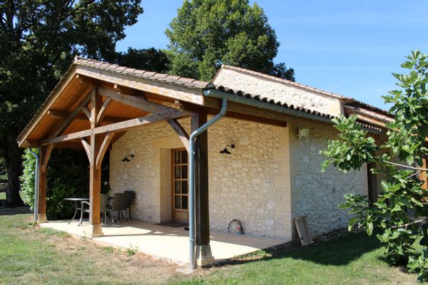 Petite maison en dordogne avec piscine et grand parc