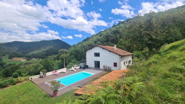 Belle maison spacieuse et calme avec piscine au sel chauffée au coeur du Pays Basque.