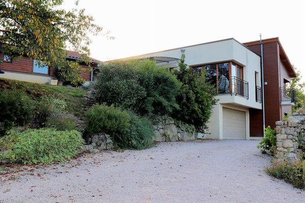 Entre village et nature : maison avec vue panoramique et sentiers à portée de pas
