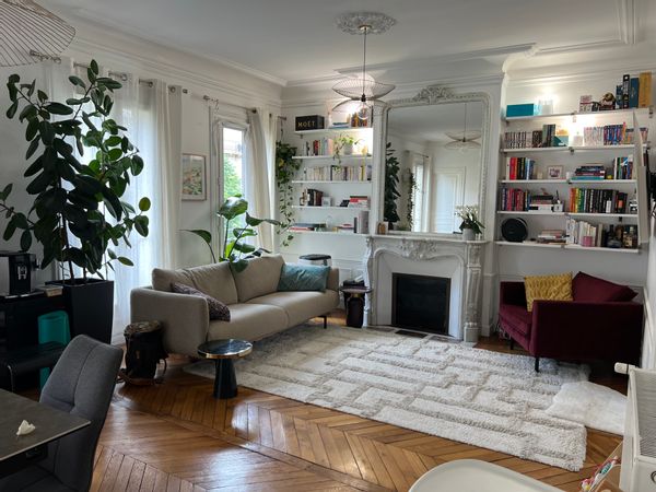 Superbe appartement Haussmanien lumineux et avec balcon au pied du métro ligne 1