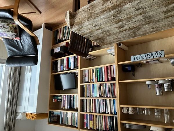 Etage met slaapkamers, badkamer, zitkamer, vlakbij A2 naar zuiden