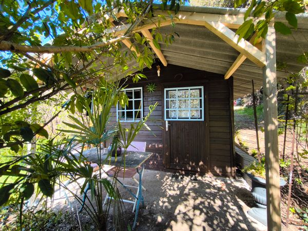 La chambre/abri bois indépendante dans le jardin, dans un cadre naturel riche.