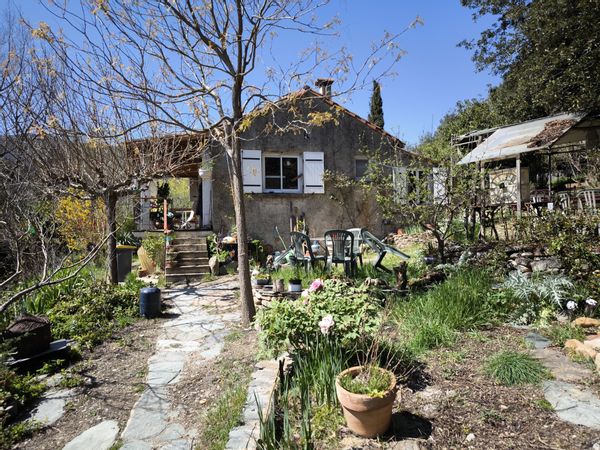 Maison avec peu de voisinage dans un cadre environnemental verdoyant au dessus d'une rivière.