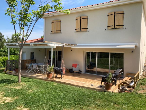 La maison de Jean Xavier est située à 20km Du centre ville de Lyon et à l’entrée du beaujolais