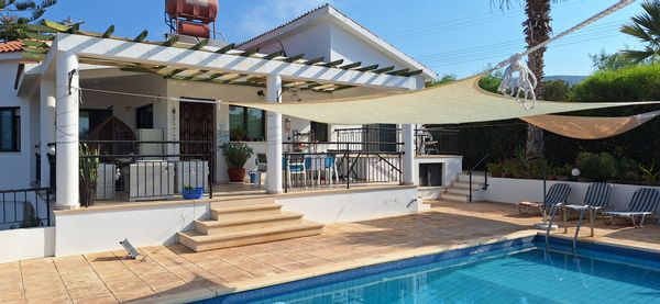 Villa with private pool and sea view, 5 minutes to the sea