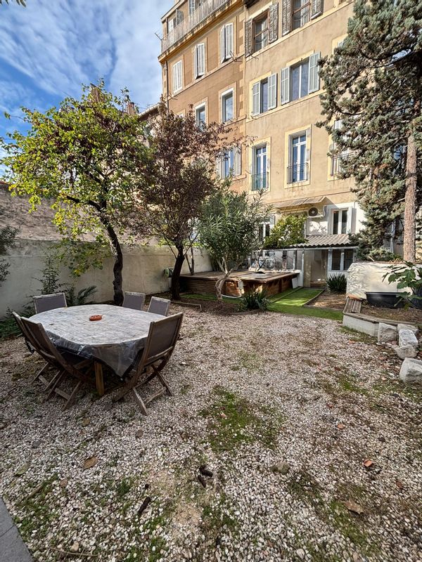 Grand jardin calme en plein coeur de Marseille