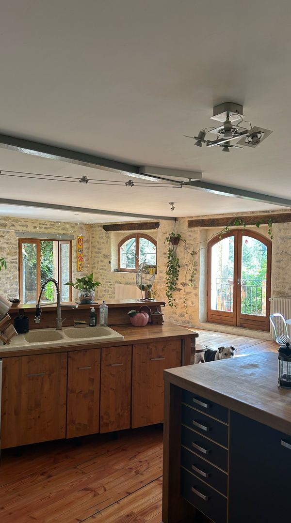 Loft réhabilité dans des anciennes tanneries. Beau volume et atypique. La terrasse sans vis à vis donne une superbe vue sur le village et le petit plus: un bassin pour se tremper!!