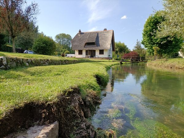 Maison en bord de rivière ! Alexandre, Marie, Lucien et Émile
