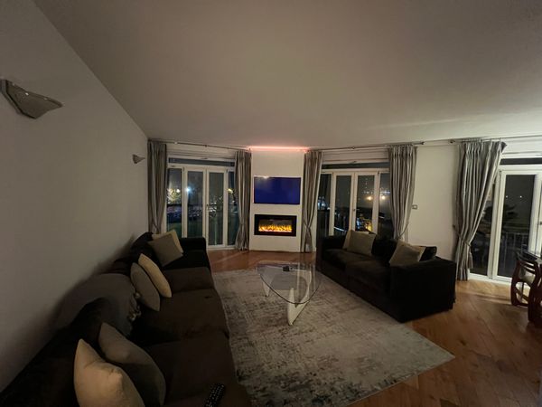 2 bedroom apartment overlooking the river, close to Canary Wharf