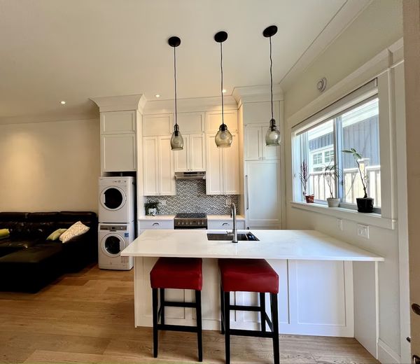 Cozy, elegant suite close to park, beaches and ferry terminal. VICTORIA BC EXCHANGE FOR MAY 9-11