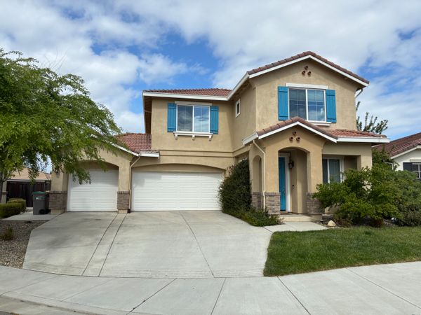 Newer 5-bed with pool near Sacramento, 2 hrs to Lake Tahoe, 2 hrs to Bay Area
