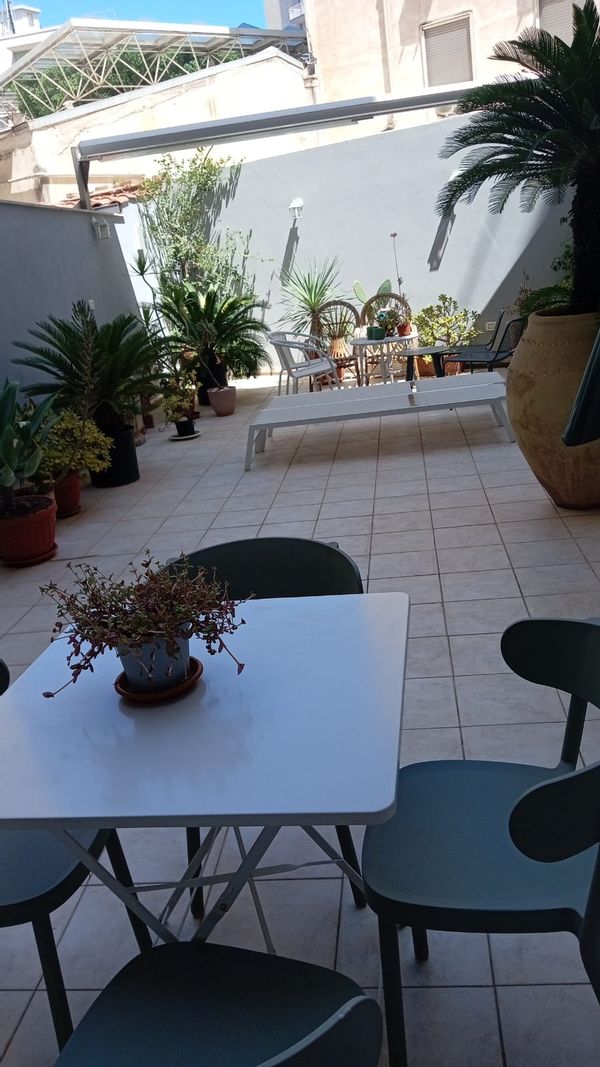 La maison de Marine, en plein centre de Syracuse, au calme avec sa grande terrasse fleurie