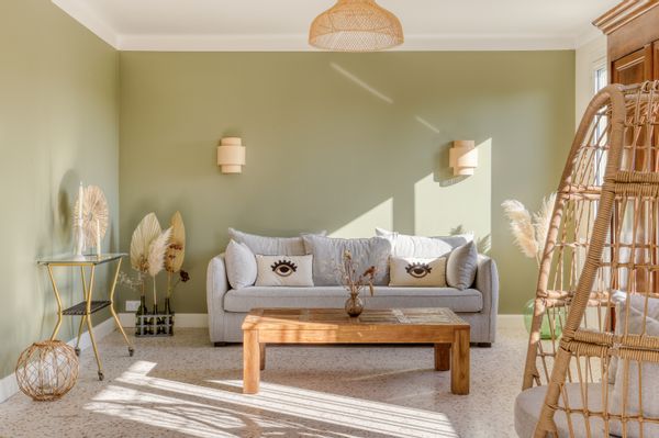 Maison familiale de campagne pour 8 pers. Au premier étage: 90 m2 composé d'un grand séjour - cuisine ouverte - salle à manger. 2 chambres + 1 salle de bains et WC séparé. Terrasse de 60 m2 avec vue sur les chênes. Au rez de chaussée: 90m2 composé d'un séjour, d'une cuisine toute équipée salle à manger, 2 chambres, 1 salle de bains et des toilettes. Un bassin privatif de 10 m2 vous permettra de profiter du soleil estival à l'ombre des oliviers.