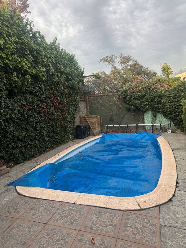 Casa  con 3 dormitorios, 3 baños, gran cocina  living comedor, terraza techada, Piscina privada.
