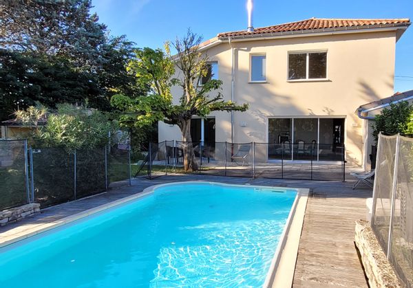 Maison récemment rénovée de 4 chambres avec grand jardin et piscine. Proche toutes commodités