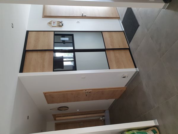 Maison entre montagnes et forêts