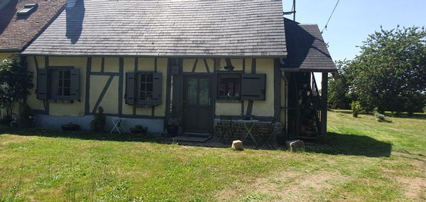Petite longère à la campagne, en bord de foret, havre de paix, arboré et fleuri.