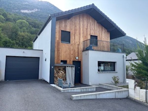 Maison neuve tout confort, à la montagne, dans un écrin de verdure et à proximité des magasins