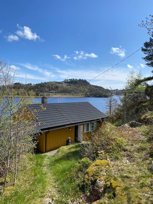 Family cabin by the lake