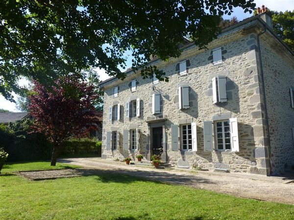 Maison de caractère au cœur du pays vert ( pas d'échanges possibles en juillet et aout)