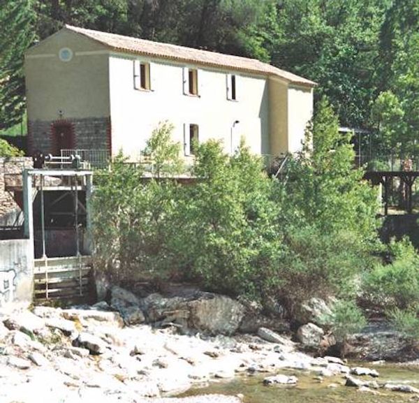 maison en bord immédiat de rivière à Entrechaux, France