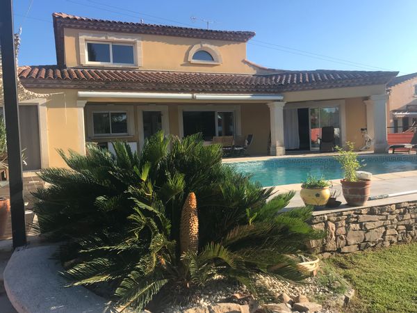 Grande maison avec piscine, au cœur de la garrigue, pour un séjour au calme entre mer et nature.