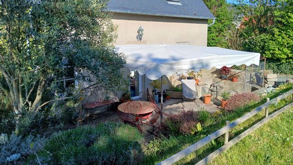 Petite maison dans un village pittoresque sur la côte.