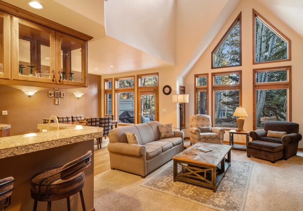 Sunriver escape loaded with amenities, Pool, Jacuzzi, Bikes, Steam Room, Sauna, Kids Playground, 2 Tennis Courts. Close to everything!