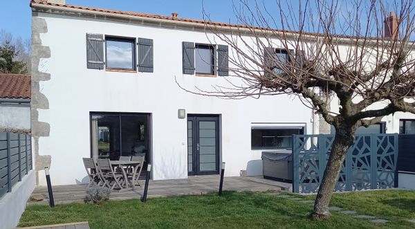 Entre mer et ville, maison avec un spa !