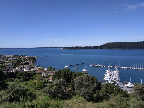 Terrasse , jardin et plage en Provence! Vue petite mer sur étang de Berre.