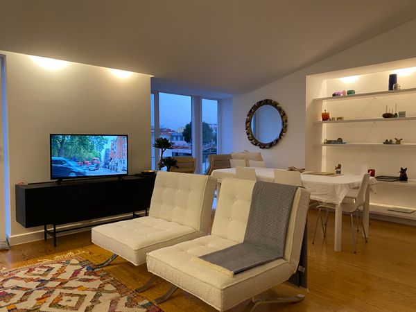 John's house is minutes from the most popular locations in Lisbon. Also a very nice river view.