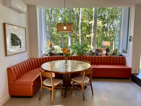 Une maison perchée dans les arbres, au coeur de la forêt. Idéale pour les familles !