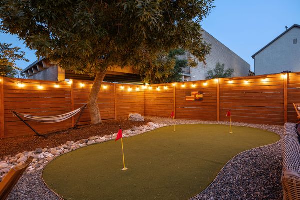 2 Bedroom Downtown Apartment with Private Backyard