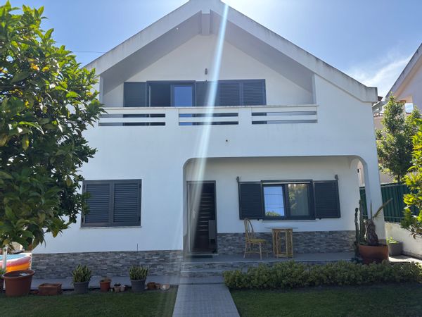 Maison ensoleillée à 20 min de Lisbonne, plages & surf à 2 km. Idéale en famille.